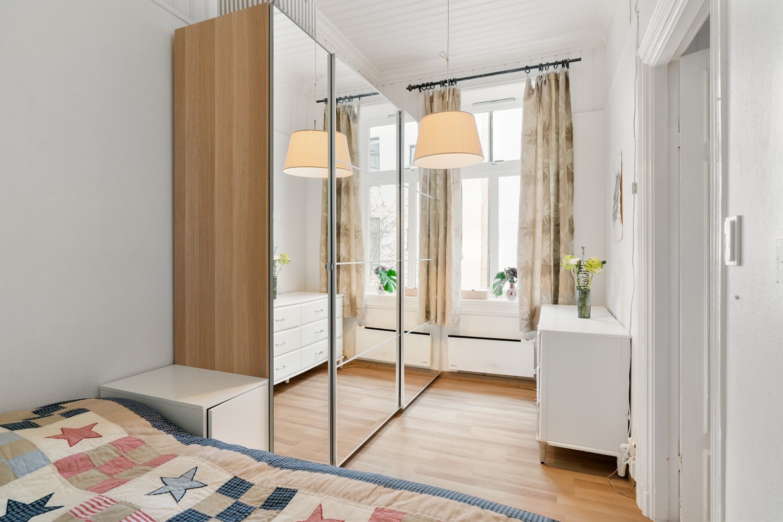 God vindusflate som sikrer lysinnslipp, samt luftemuligheter. God plass til garderobeløsning. Galleribilde