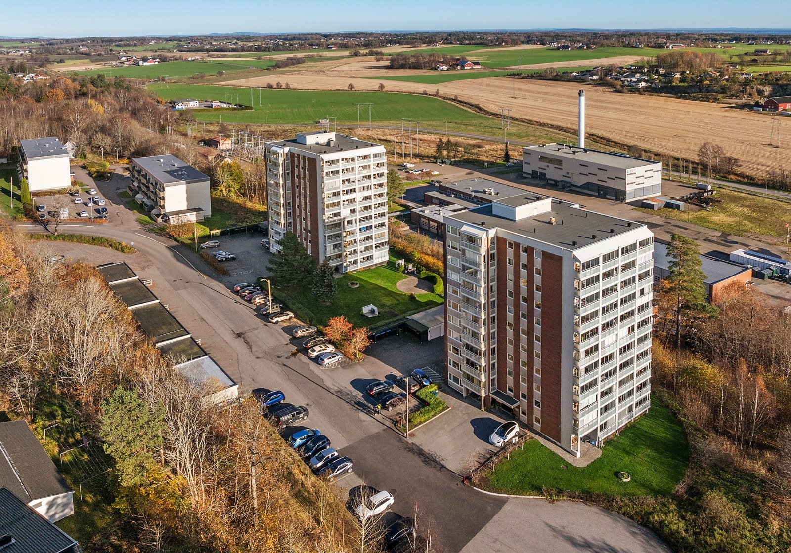 Biloppstillingsplass følger andelen og det er satt opp elbilladere for felles bruk Galleribilde