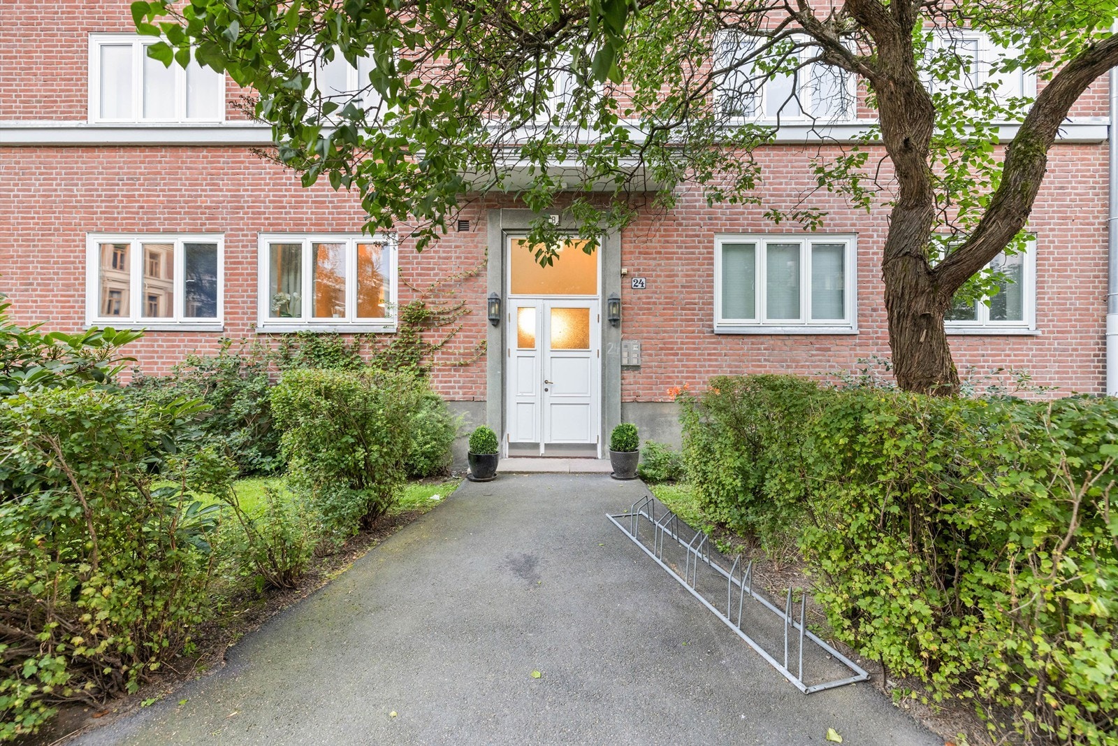 Pent og representabelt inngangsparti. Galleribilde