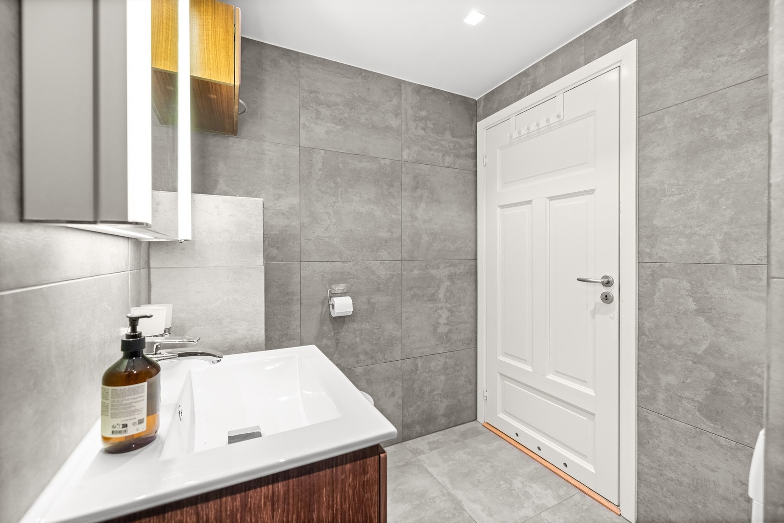 Varmekabler i gulvet og downlightsbelysning i tak. Galleribilde