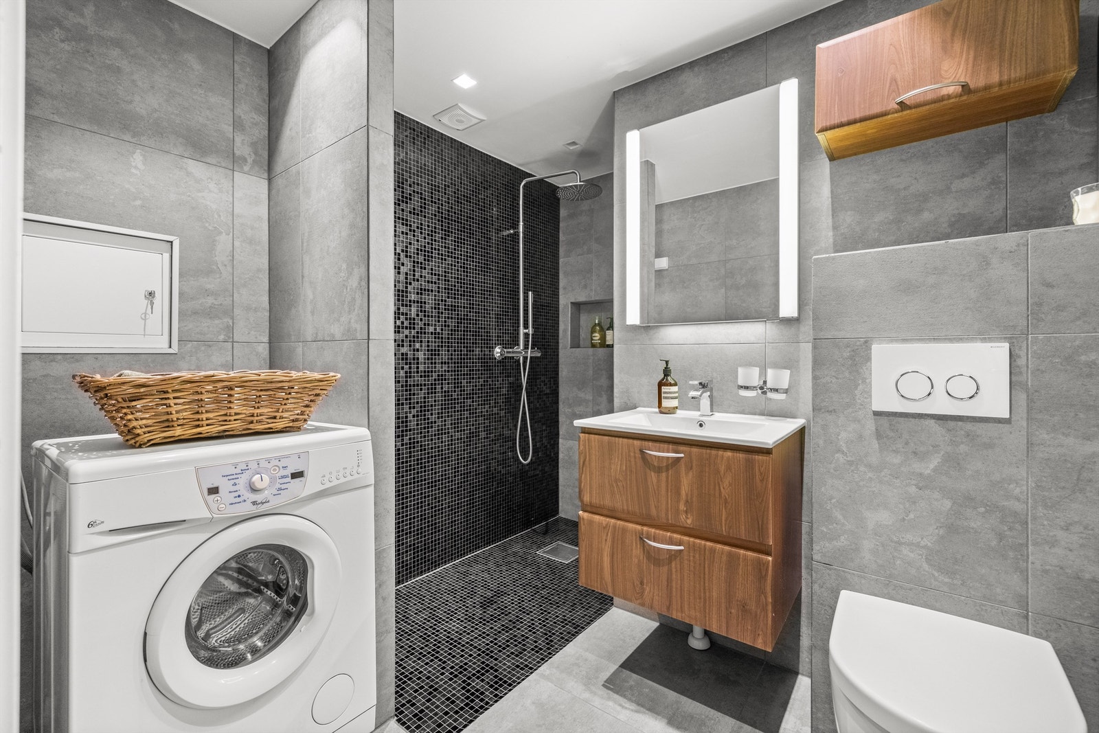 Videre har leiligheten et lekkert flislagt bad, renovert i 2016. Galleribilde