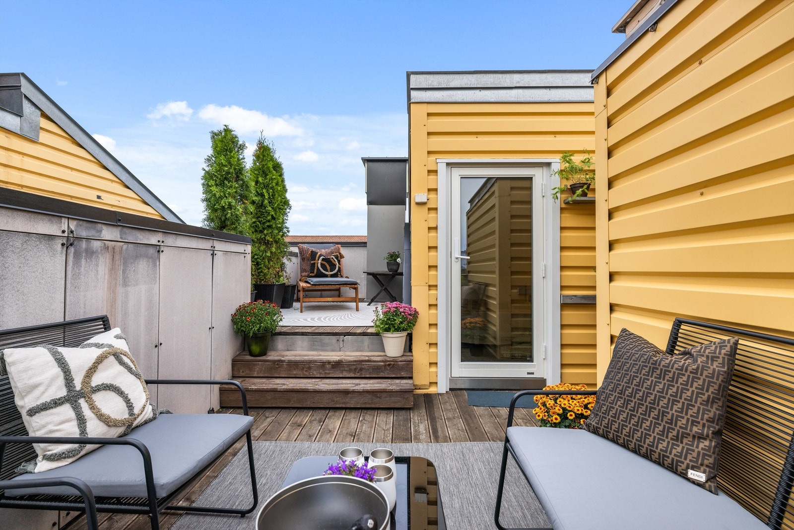 Takterrasse er romslig og naturlig inndelt i to soner. Galleribilde