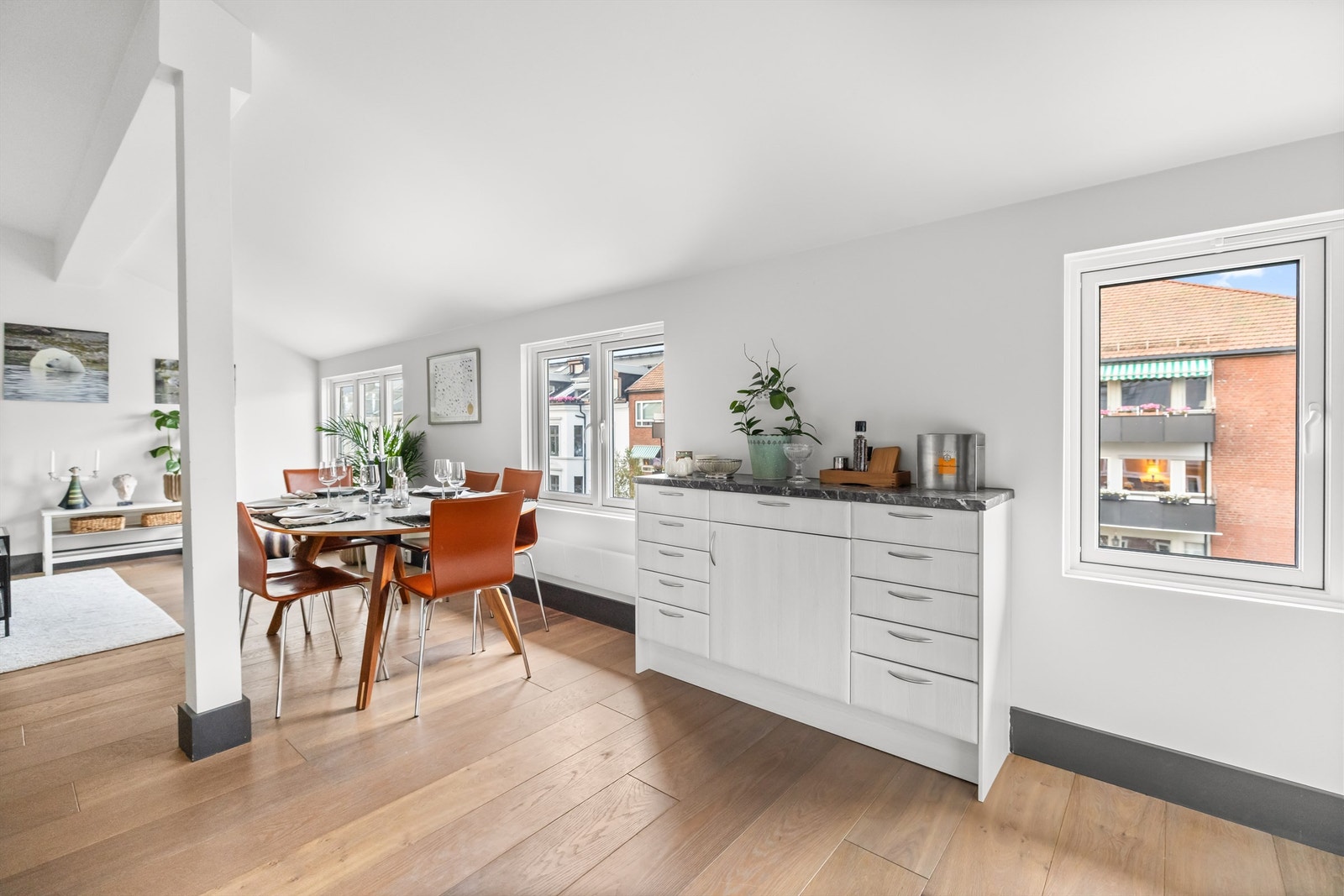 Overflatene ble malt i 2016, og nye parkettgulv lagt samme år. Galleribilde