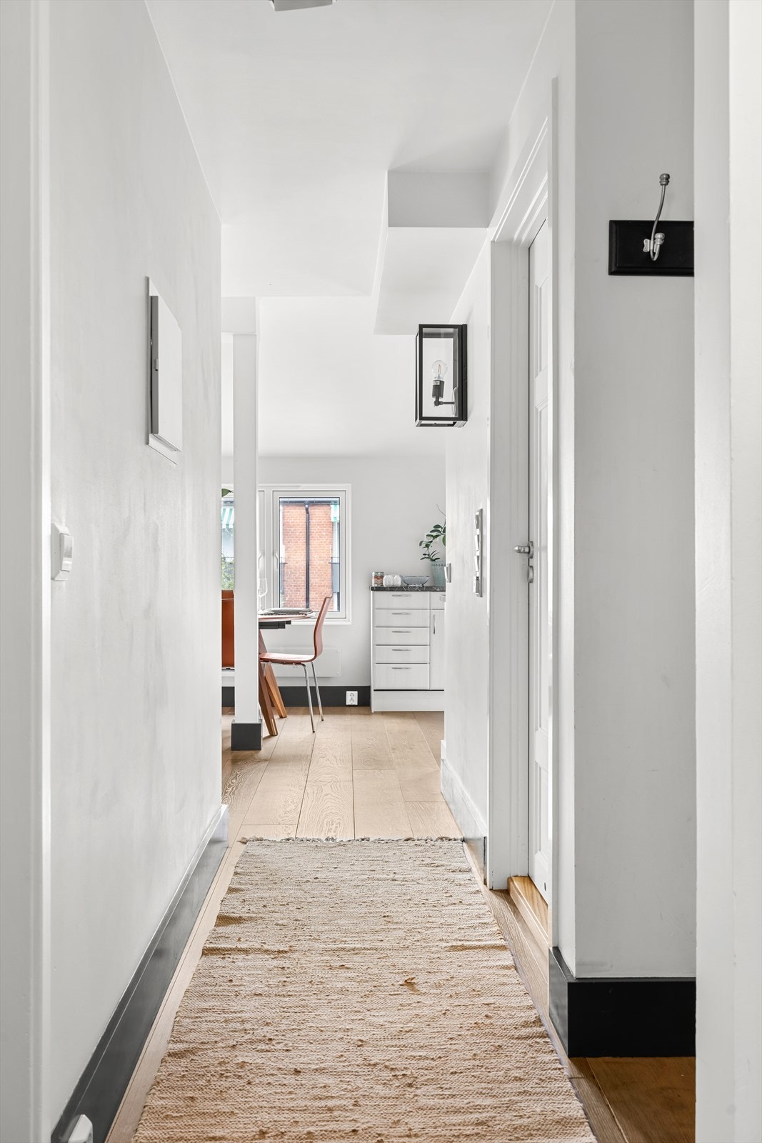 Romslig gang/entré med god plass for klesoppheng og skooppbevaring. Galleribilde