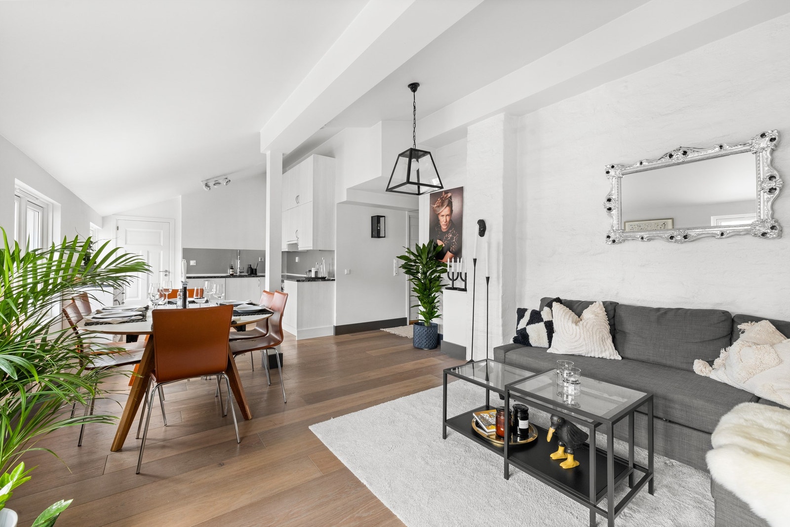 Den åpne løsningen gjør at man får ett stort oppholdsrom. Galleribilde