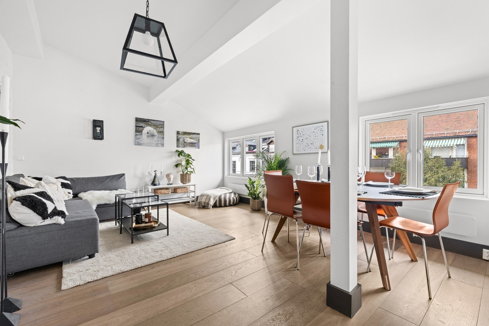 Store vindusflater ( nye 2023) slipper inn rikelig med naturlig lys. Galleribilde