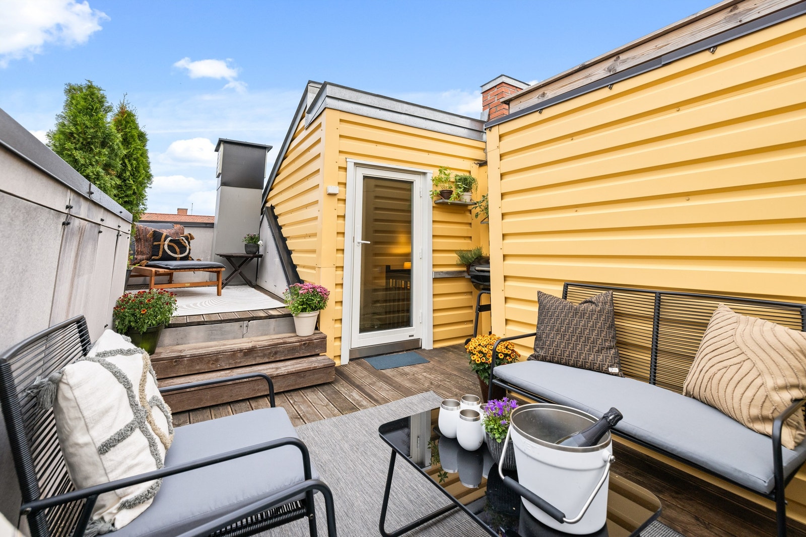 Leiligheten har utgang til en nydelig takterrasse med flotte solforhold og fin utsikt. Galleribilde