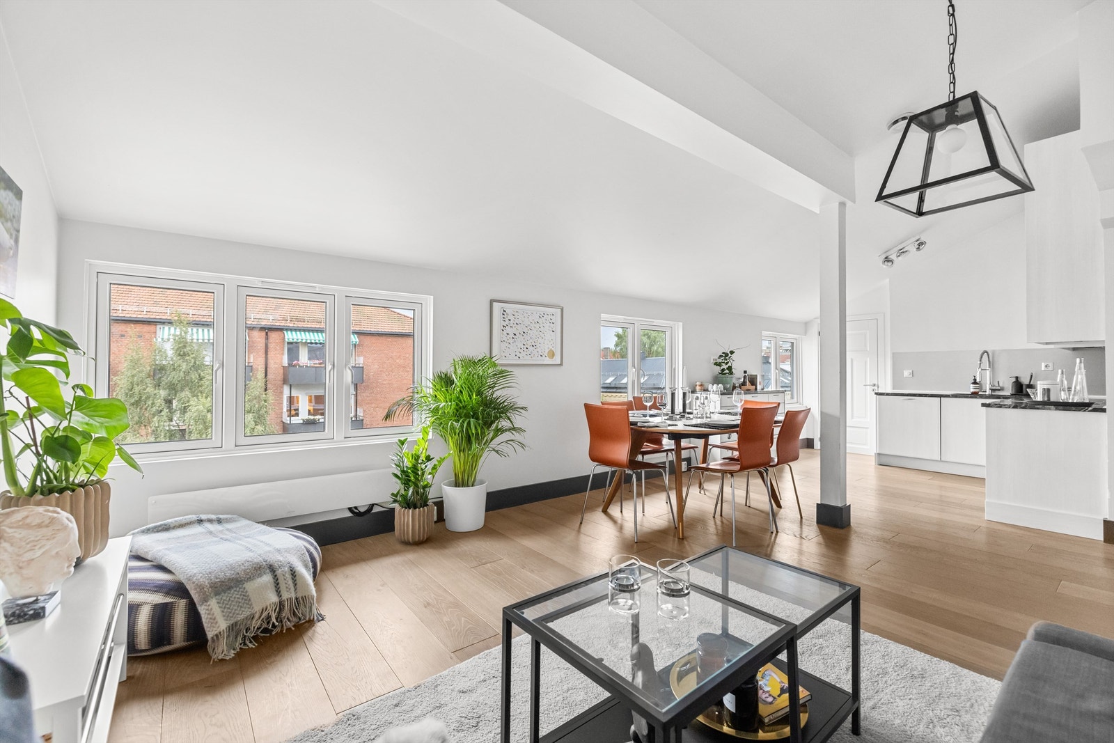 Dette er en unik og innholdsrik selveiet toppleilighet med funksjonell og gjennomgående planløsning over to plan. Galleribilde