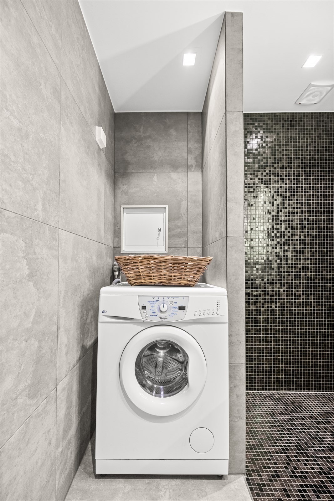 Det er opplegg og plass for vaskemaskin på badet. Galleribilde