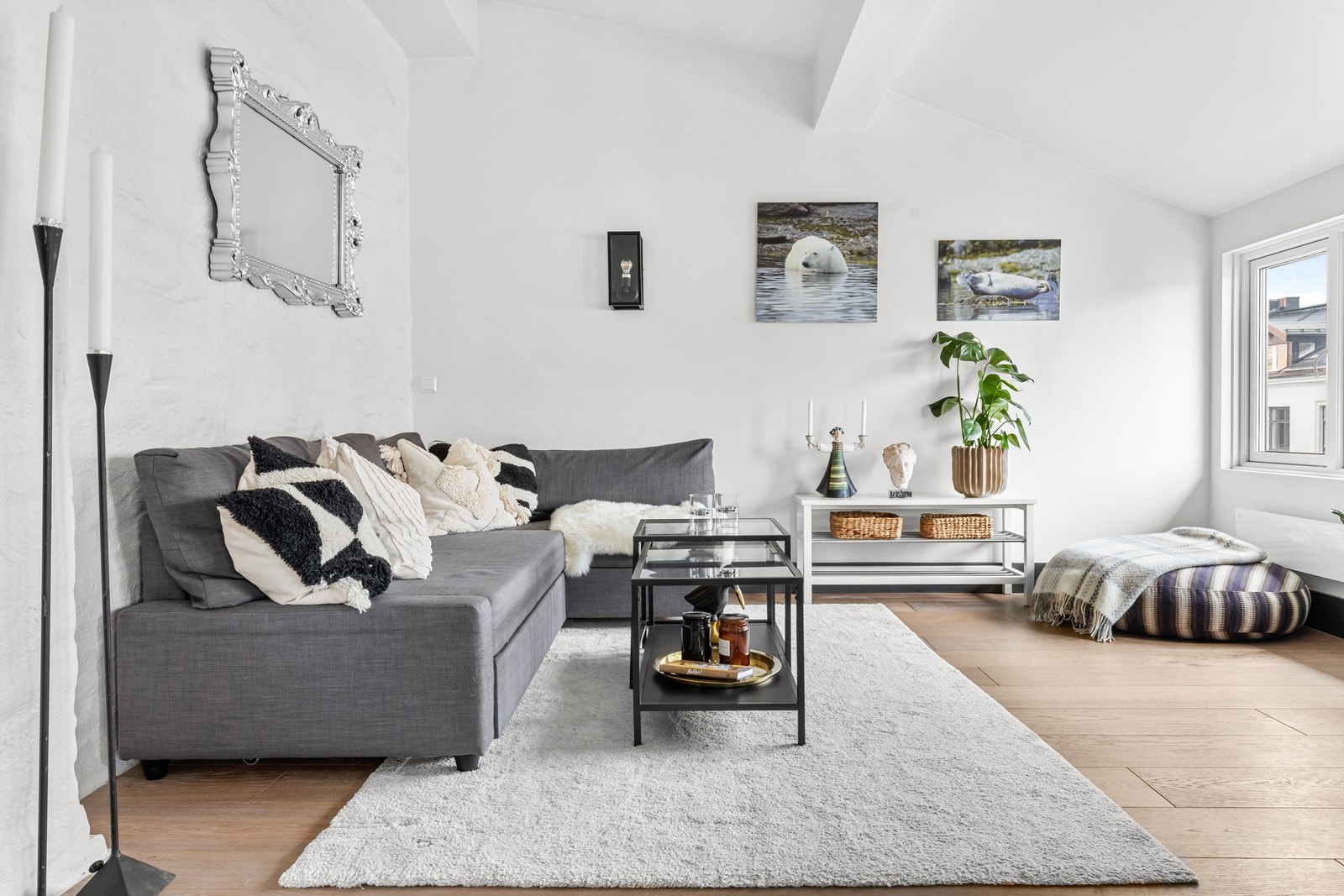 Hovedetasjen inneholder stue i åpen kjøkkenløsning. Galleribilde