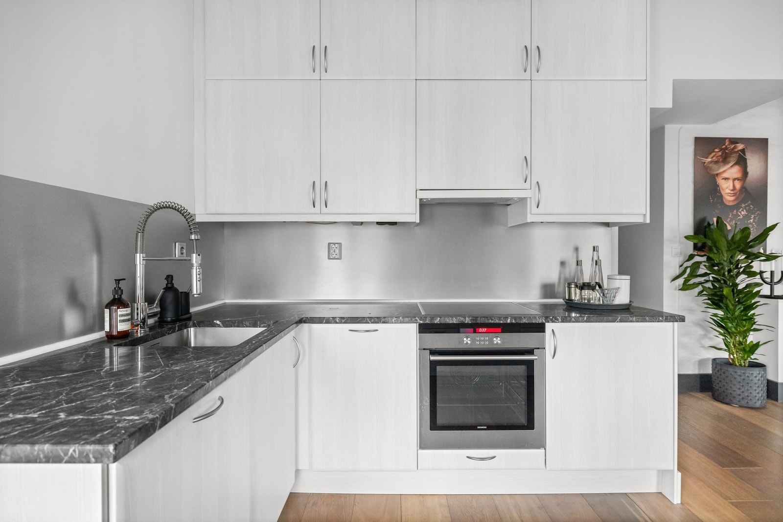 Kjøkkenet har en fin kombinasjon av skap- og benkeplass for både oppbevaring og matlaging. Galleribilde