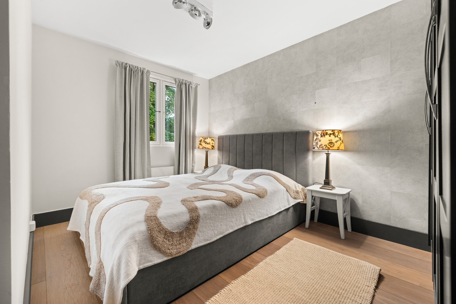 Romslig hovedsoverom med god plass til stor dobbeltseng og tilhørende nattbord på hver side. Galleribilde