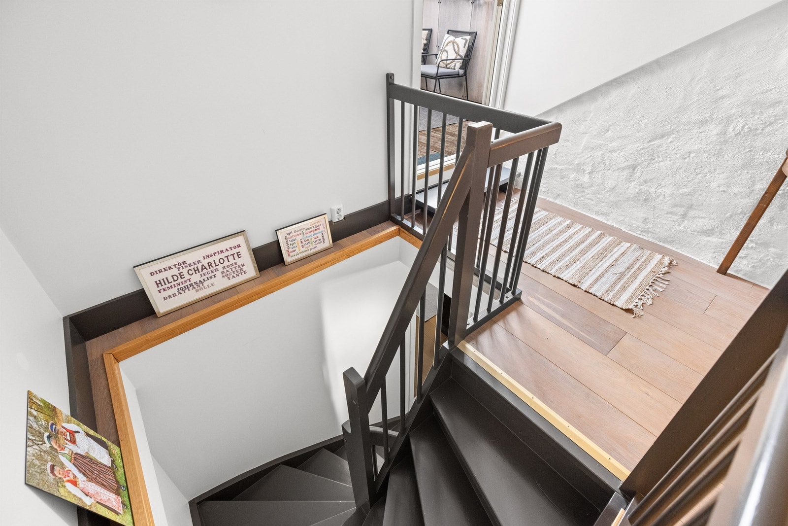 Lyst og trivelig trapperom fører opp til loftstuen. Galleribilde