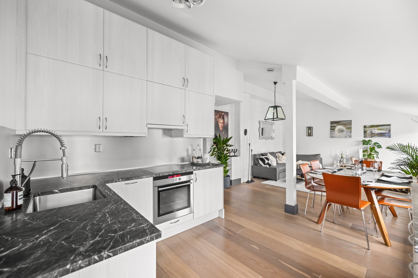 Kjøkkenet er fra 2007 og har i disse dager blitt oppgradert med nye fronter, sokler og benkeplater. Galleribilde