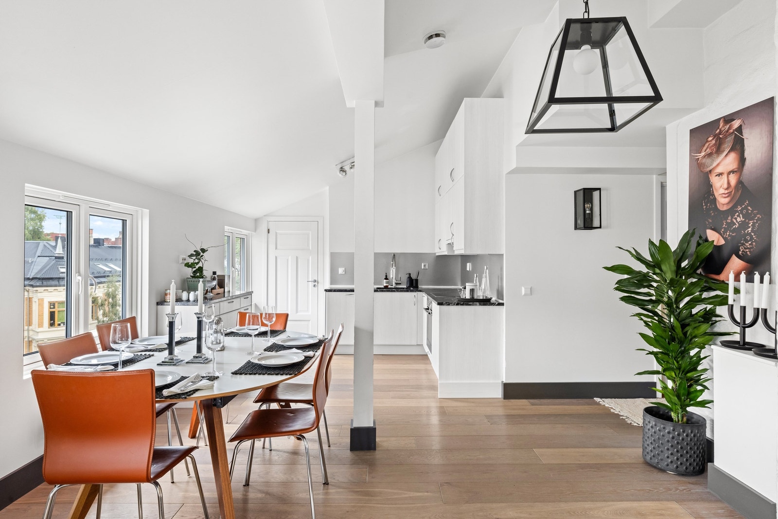 Det er god plass til stor spisestue og mange rundt bordet. Galleribilde