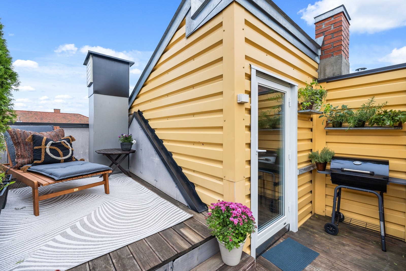 Terrassen er fint inndelt i to soner med god plass for ønsket utemøblement. Galleribilde