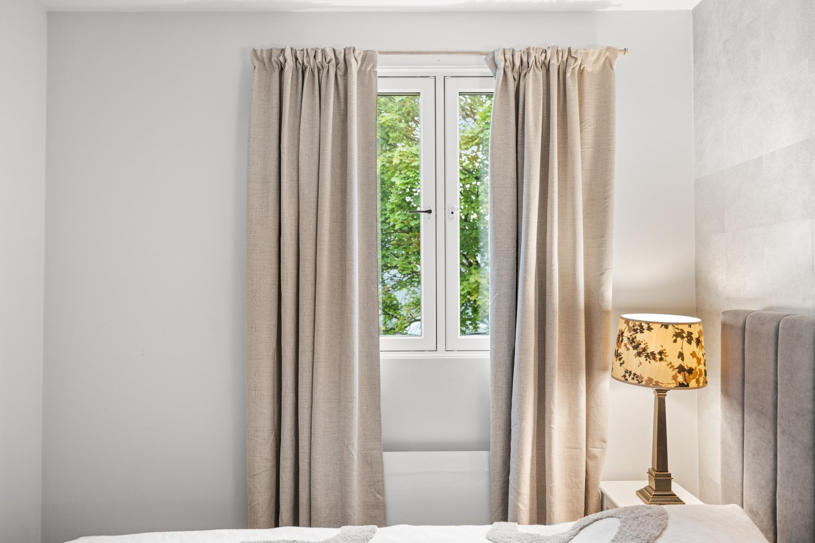 Grønt og frodig utsyn fra soveromsvinduet. Galleribilde