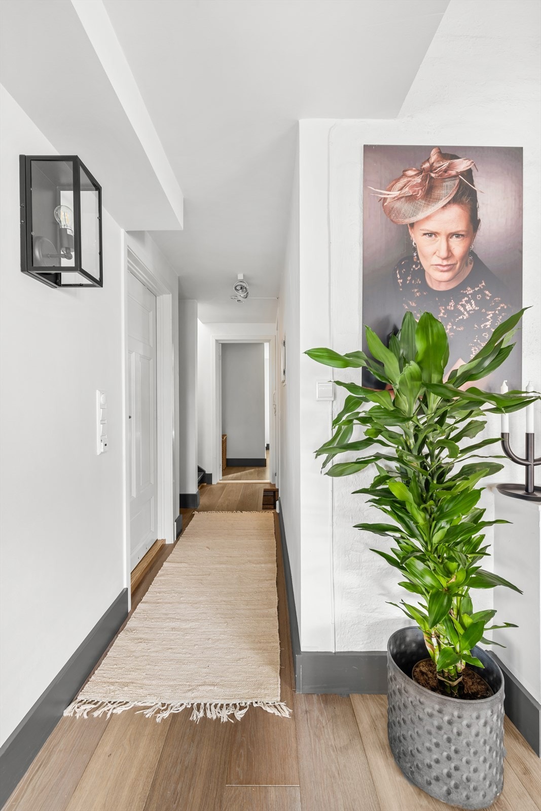 Leiligheten har gjennomgående planløsning i hovedetasjen. Galleribilde