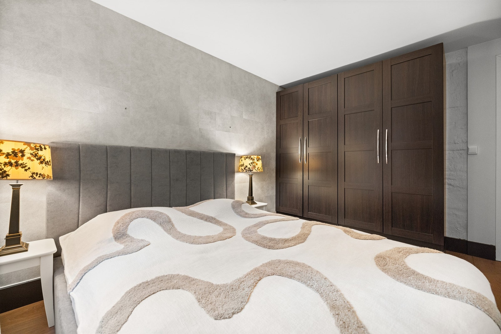 Rikelig med oppbevaringsplass i medfølgende garderobeskap. Galleribilde