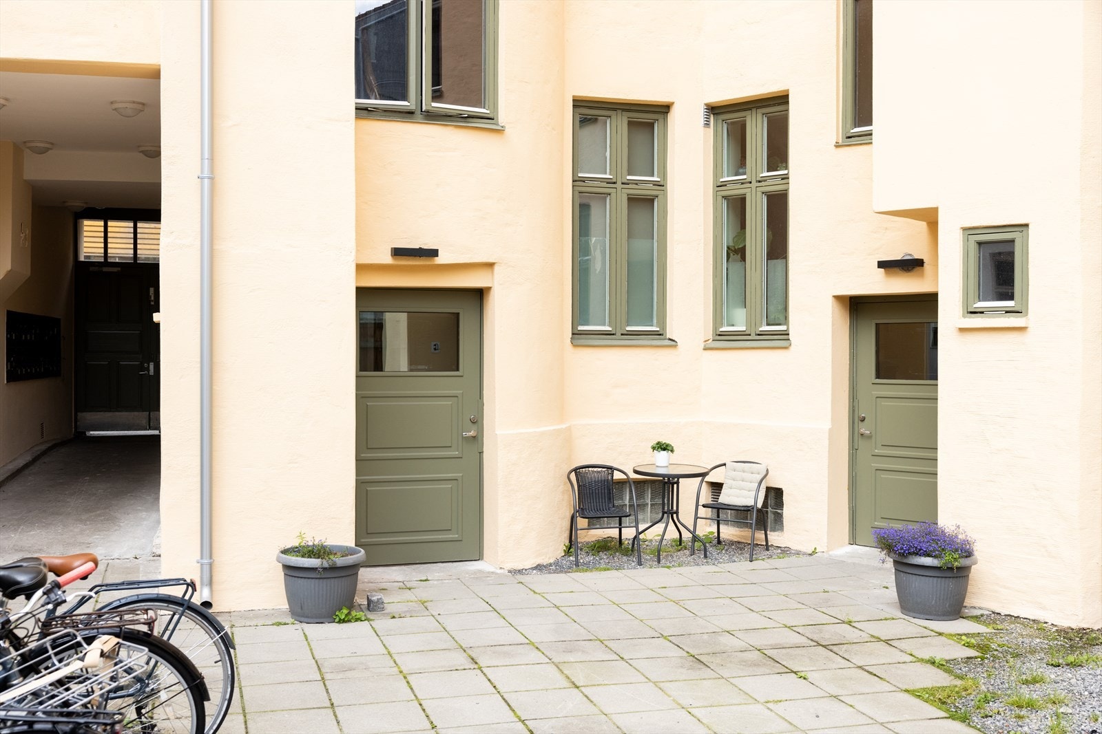 Hyggelig bakgård med sykkelparkering. Galleribilde