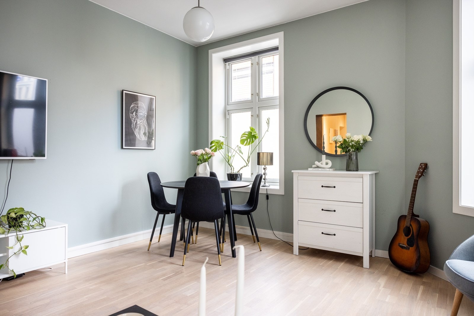 Rommets utforming byr også på flere møblingsmuligheter med god plass til sofagruppe, TV-møbler og spisebord. Galleribilde