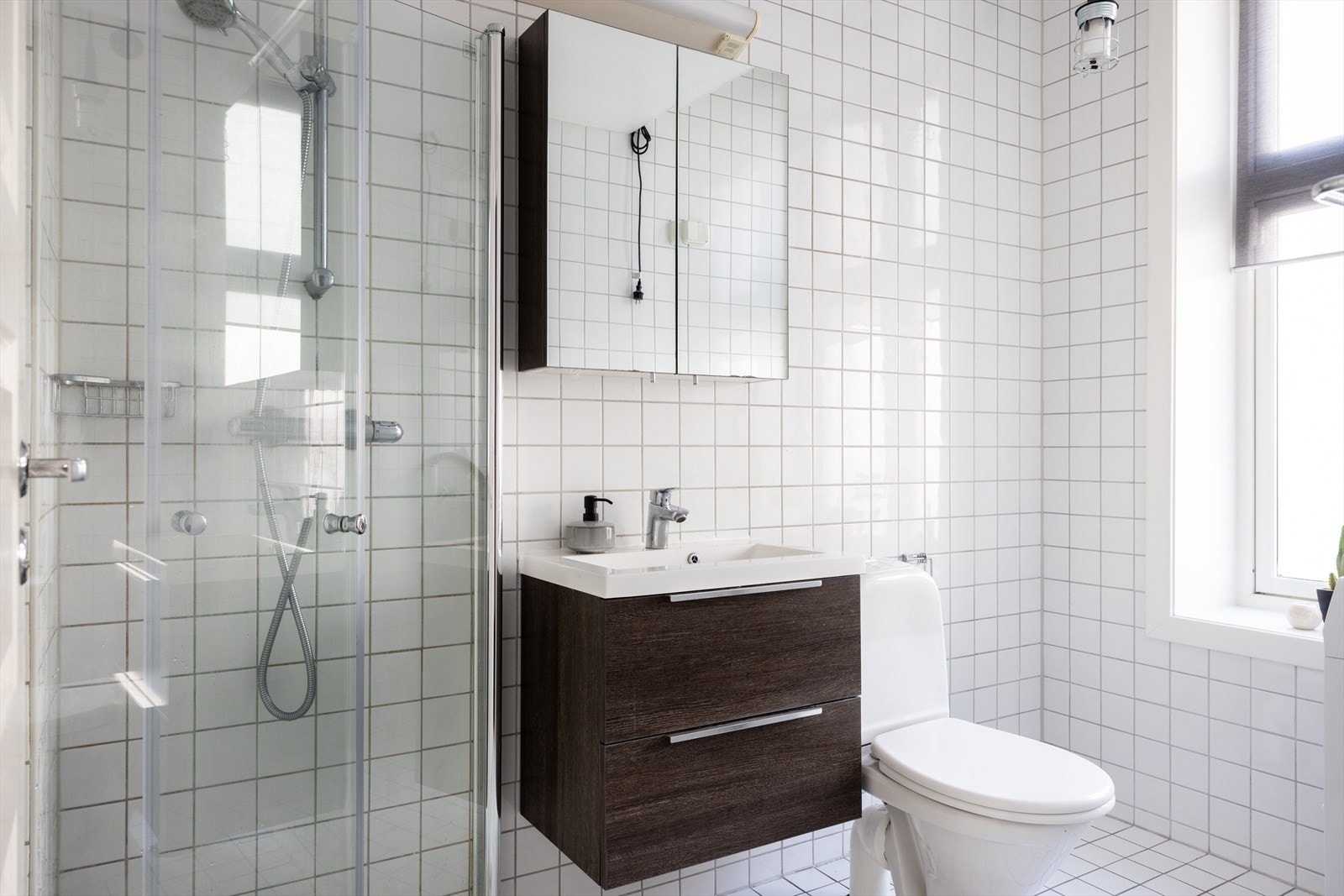 Pent og tidløst baderom med elektrisk gulvvarme. Galleribilde