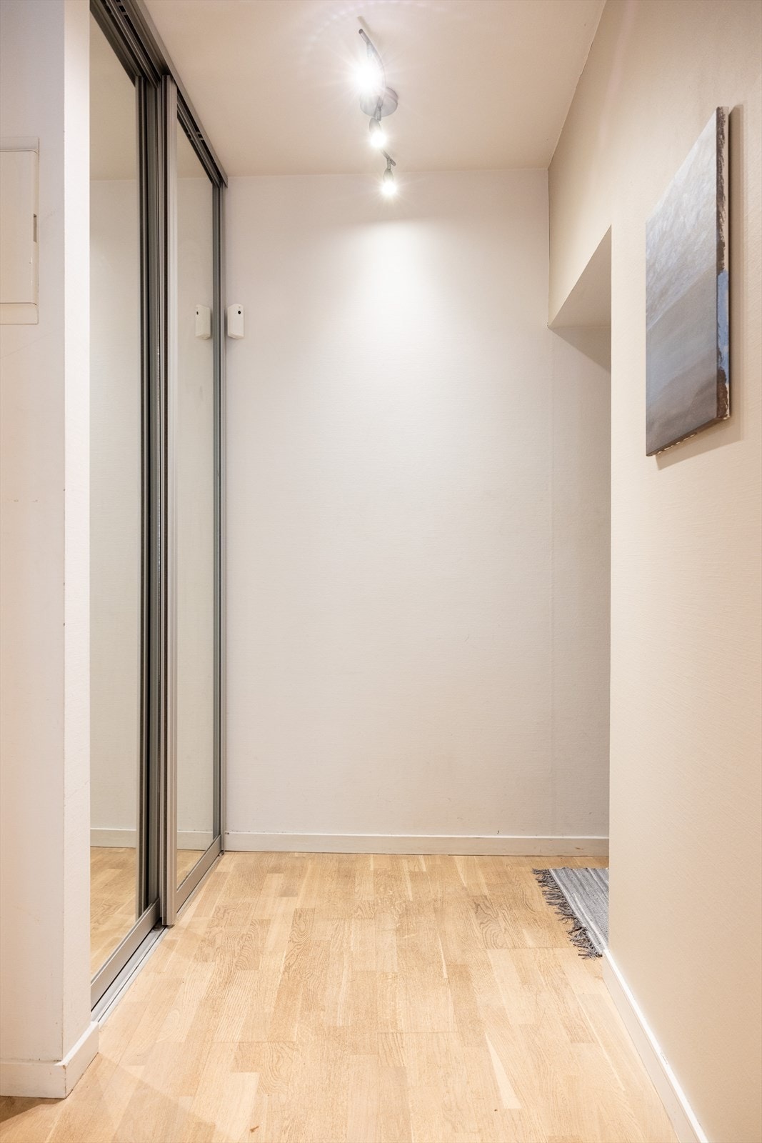 Lys og romslig entré med gode oppbevaringsmuligheter i skyvedørsgarderoben. Galleribilde