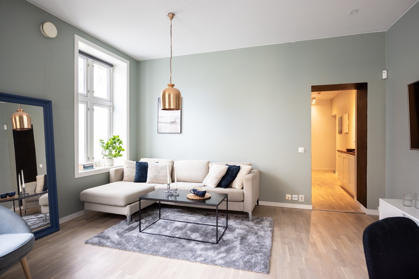 De store vindusflatene sørger for rikelig med lysinnslipp, i tillegg bidrar takhøyden på 2,75 m til en god romfølelse. Galleribilde