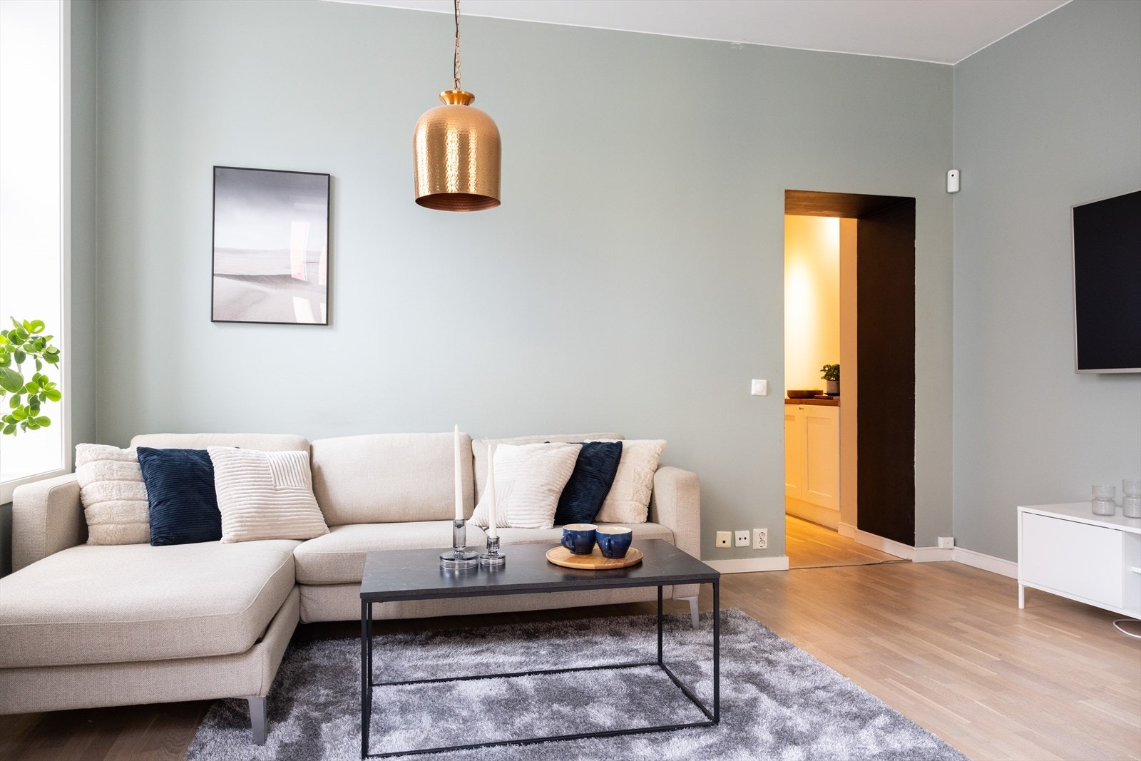 Kjøkkenet ligger i en delvis åpen løsning mot stuen. Galleribilde