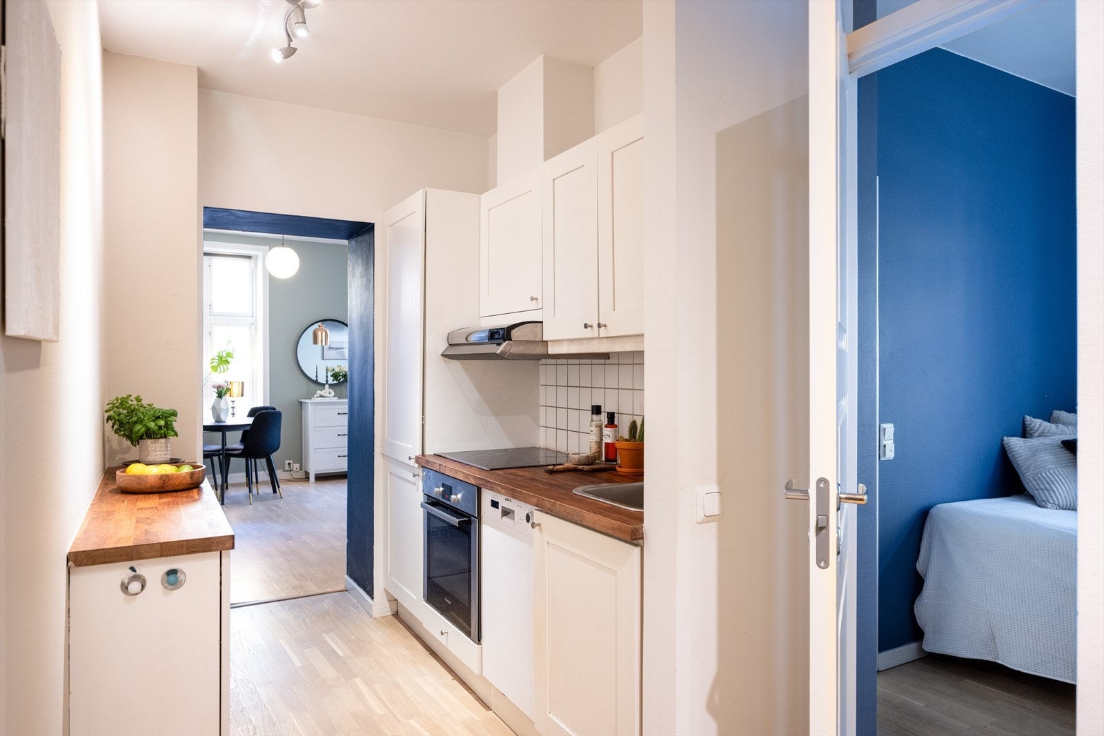 Videre er kjøkkenet utstyrt med integrert induksjonstopp, stekeovn og kjøl/fryseskap. Galleribilde