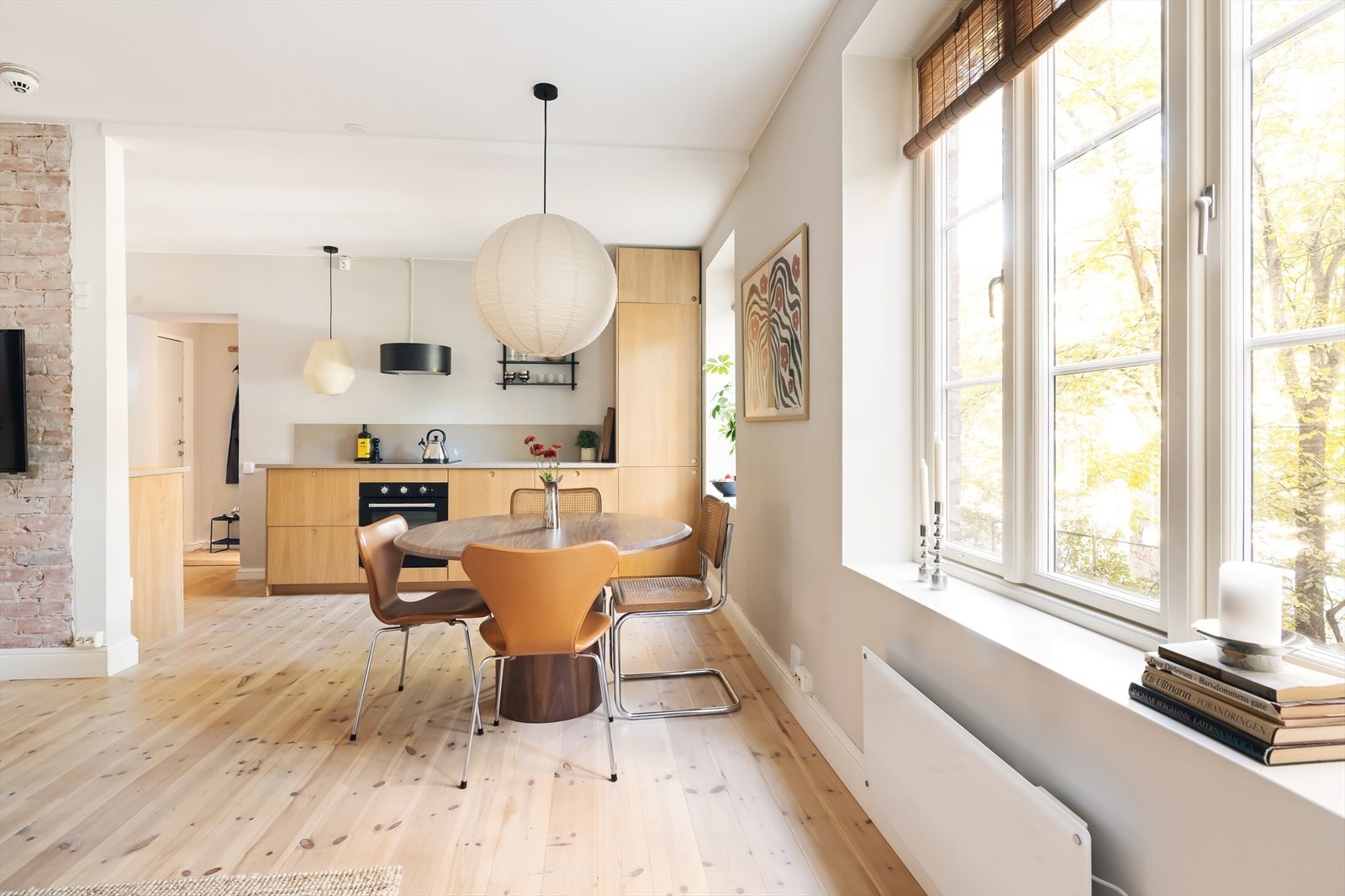 - Stue og kjøkken har en fin soneinndeling, og ligger behagelig tilbaketrukket fra hverandre - Galleribilde