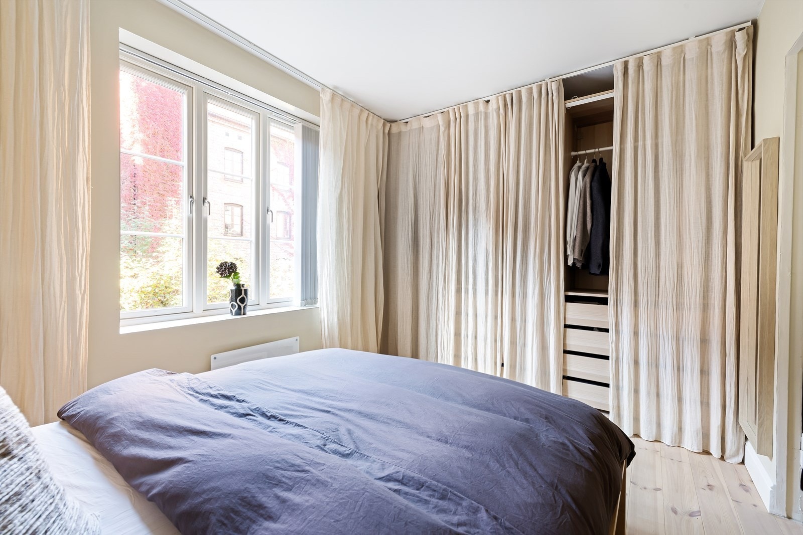 - Nye Pax garderobeskap med belysning følger boligen - Galleribilde