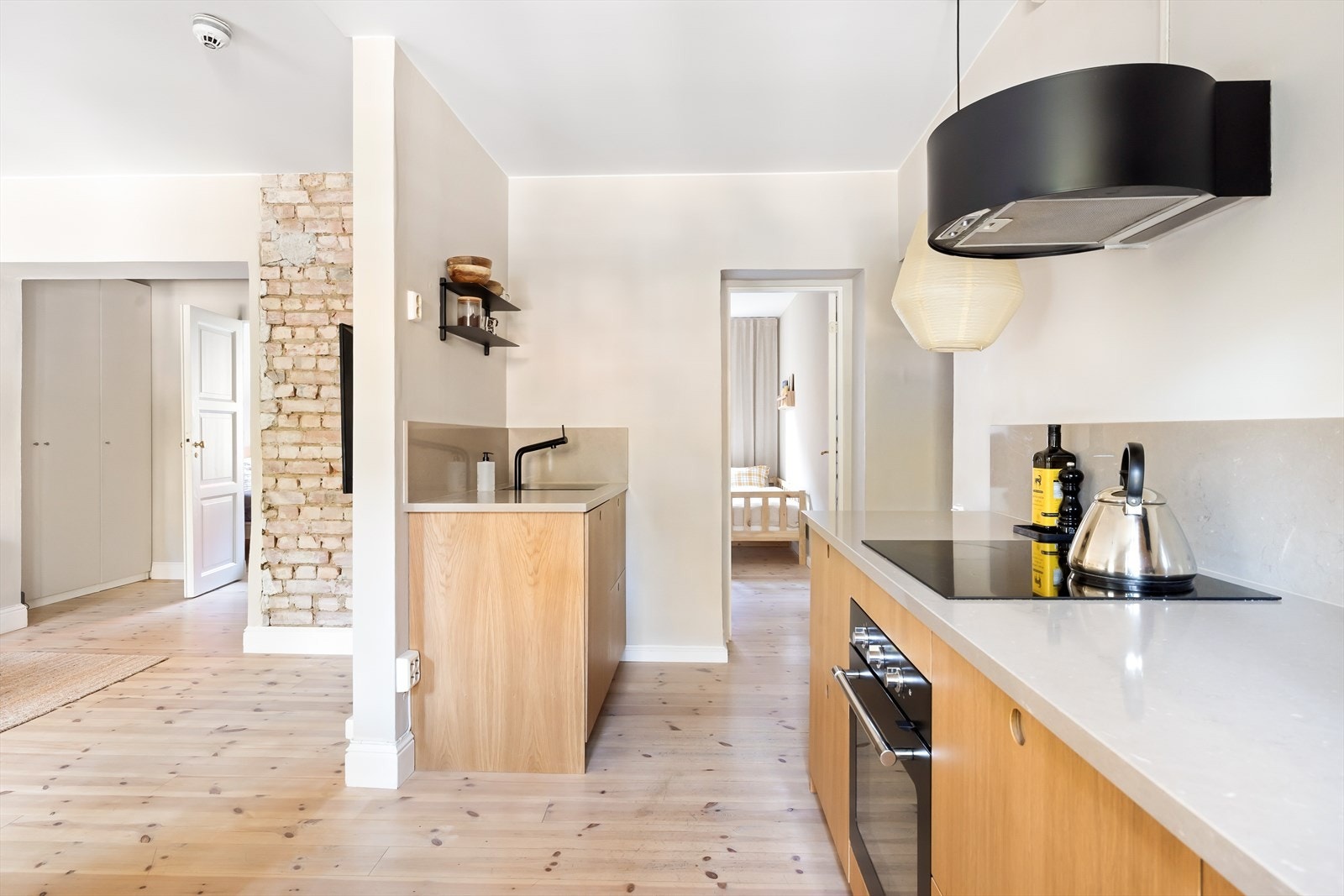 - Kjøkkenet har integrert kjøl/fryseskap, oppvaskmaskin, stekeovn og platetopp - Galleribilde