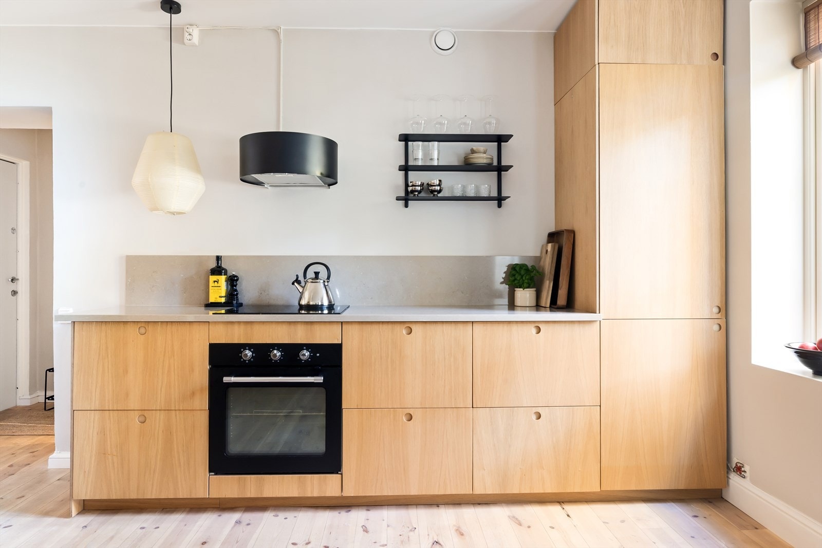 - I 2024 ble kjøkkenet oppgradert med ny eikefronter og benkeplater i stein - Galleribilde