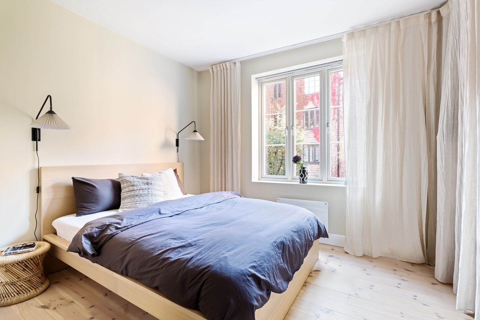 - Begge soverommene vender inn mot den rolige bakgård - Galleribilde