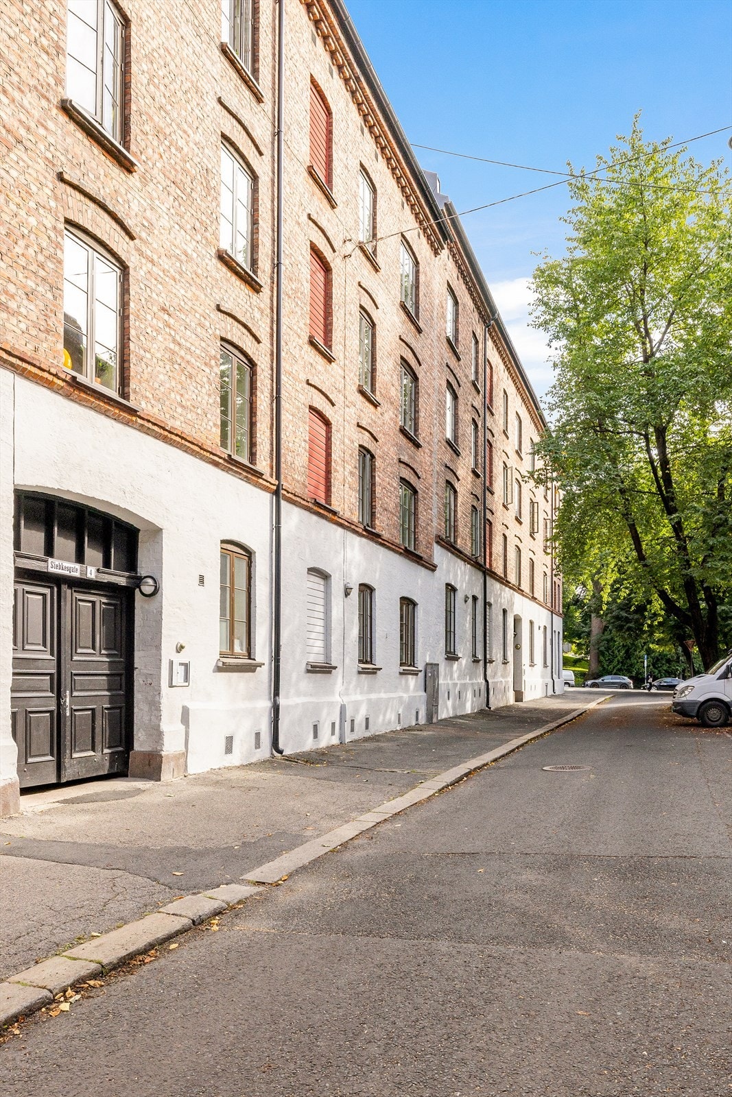 - Boligen ligger i indre gård i et rolig boområde - Galleribilde