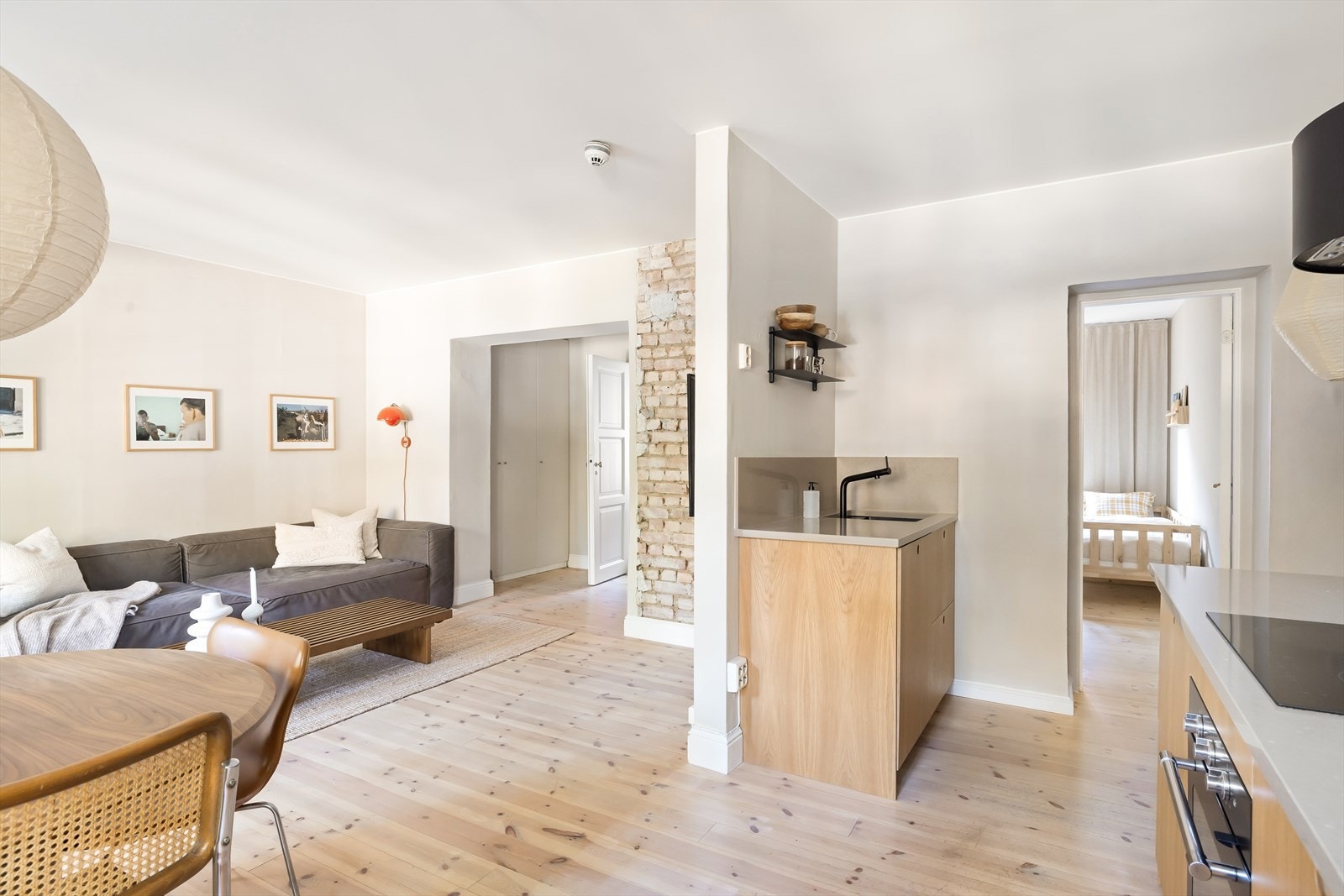 - På gulvet er det lagt 1-stavs furugulv - Galleribilde