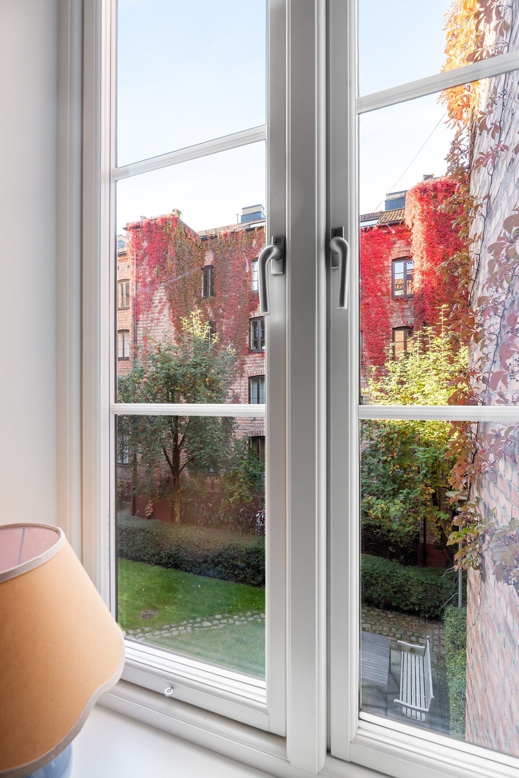 - Utsikt mot pent opparbeidet bakgård - Galleribilde