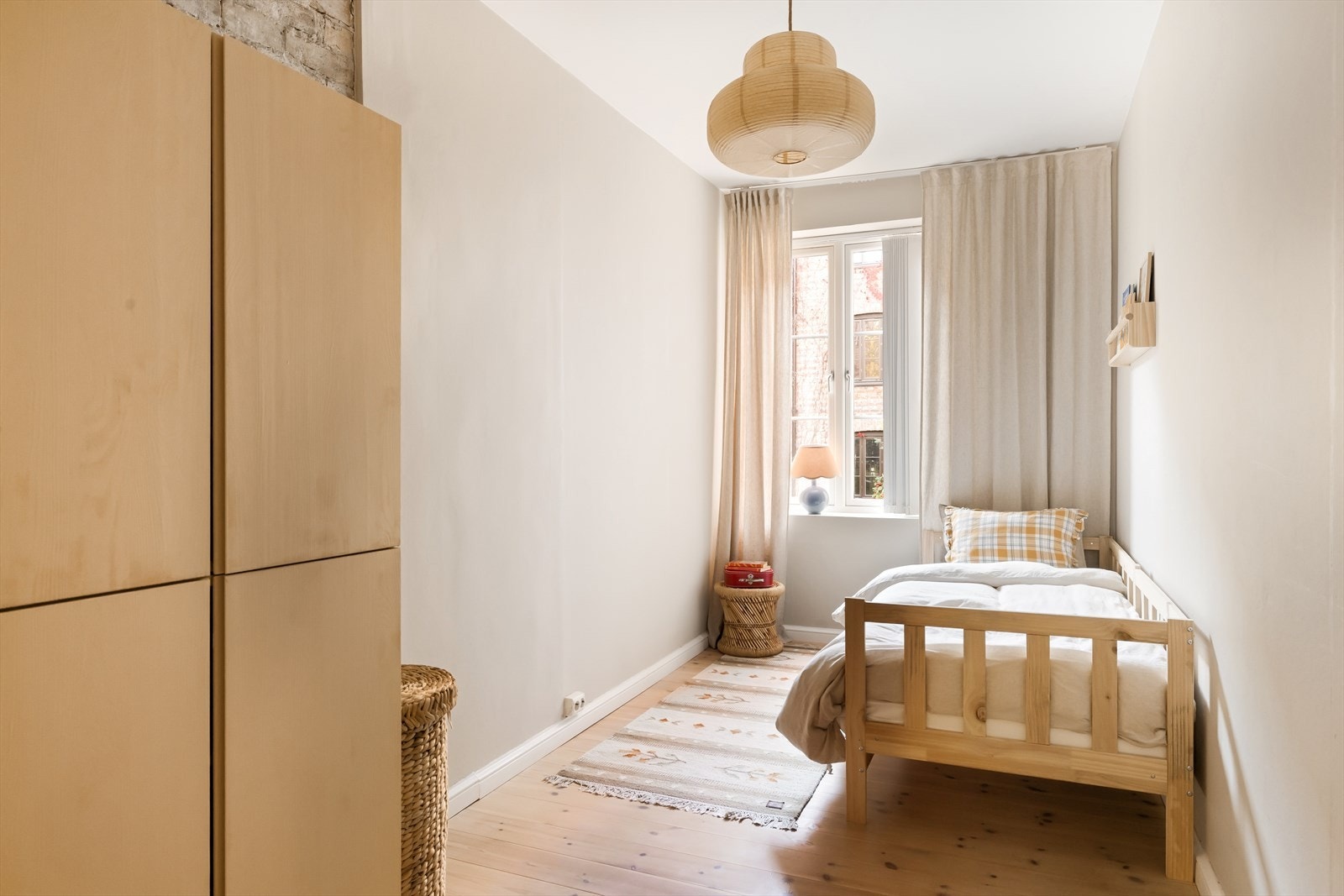 - Soverom 2 oppleves også romslig, og egner seg godt som barnerom, gjesterom eller kontor - Galleribilde