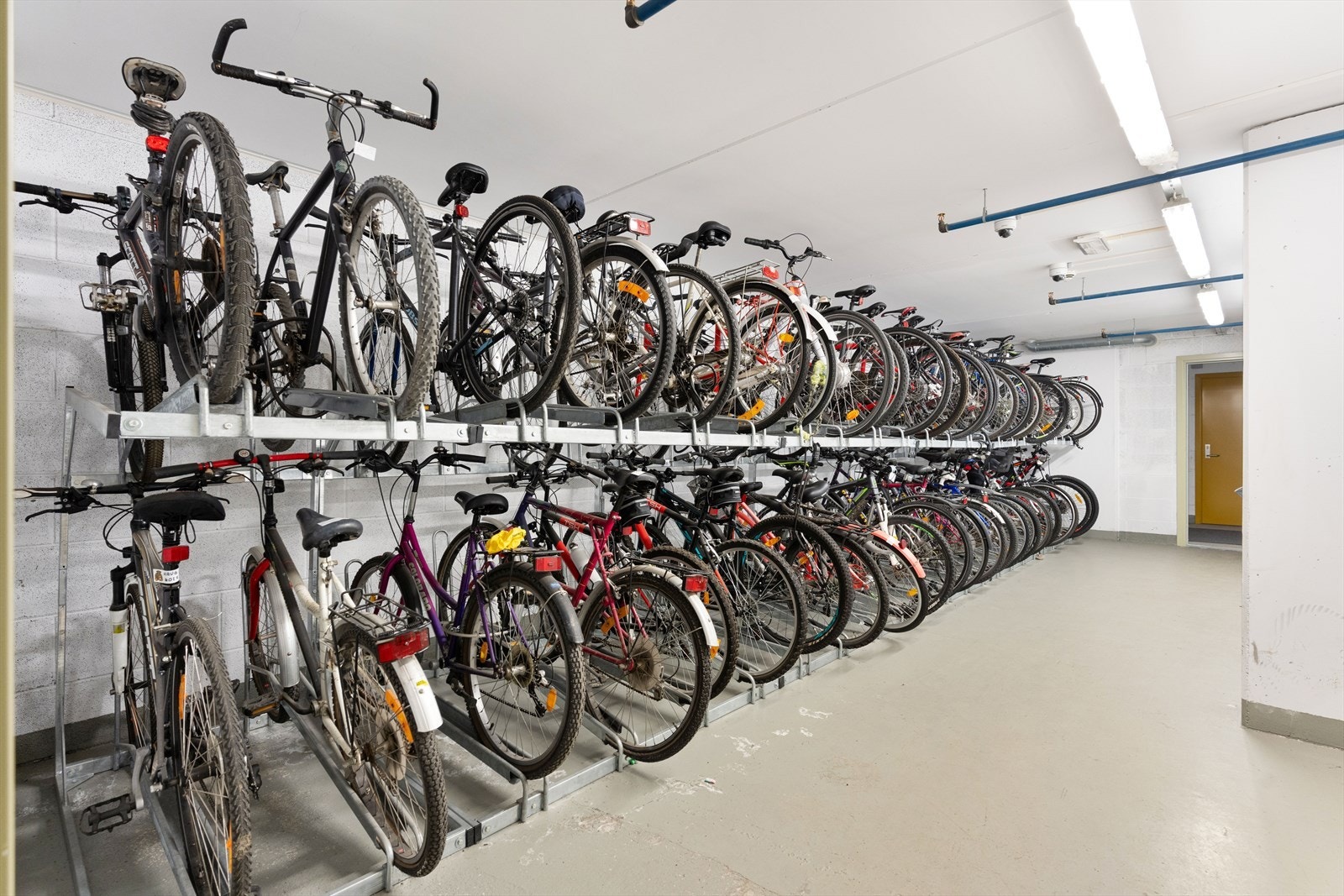 Borettslaget har felles sykkelparkering i bygget. Galleribilde