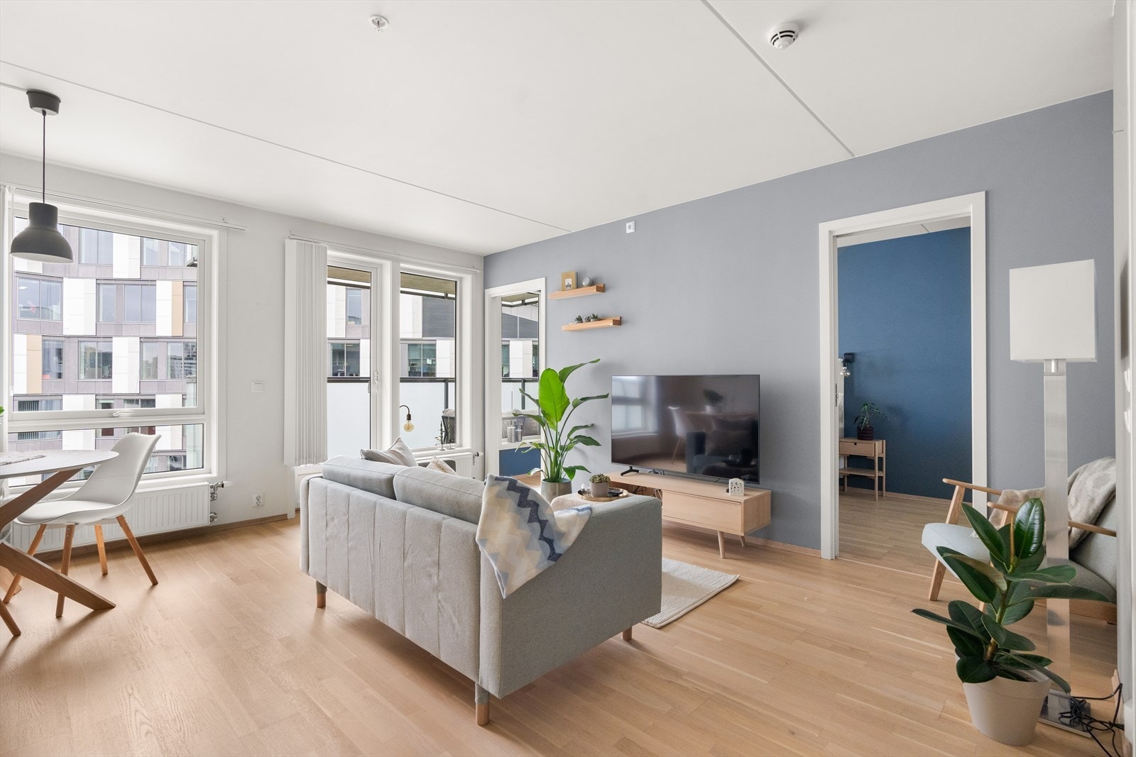 Stuen er av fin størrelse, med store vindusflater som slipper inn rikelig med naturlig lys. Galleribilde