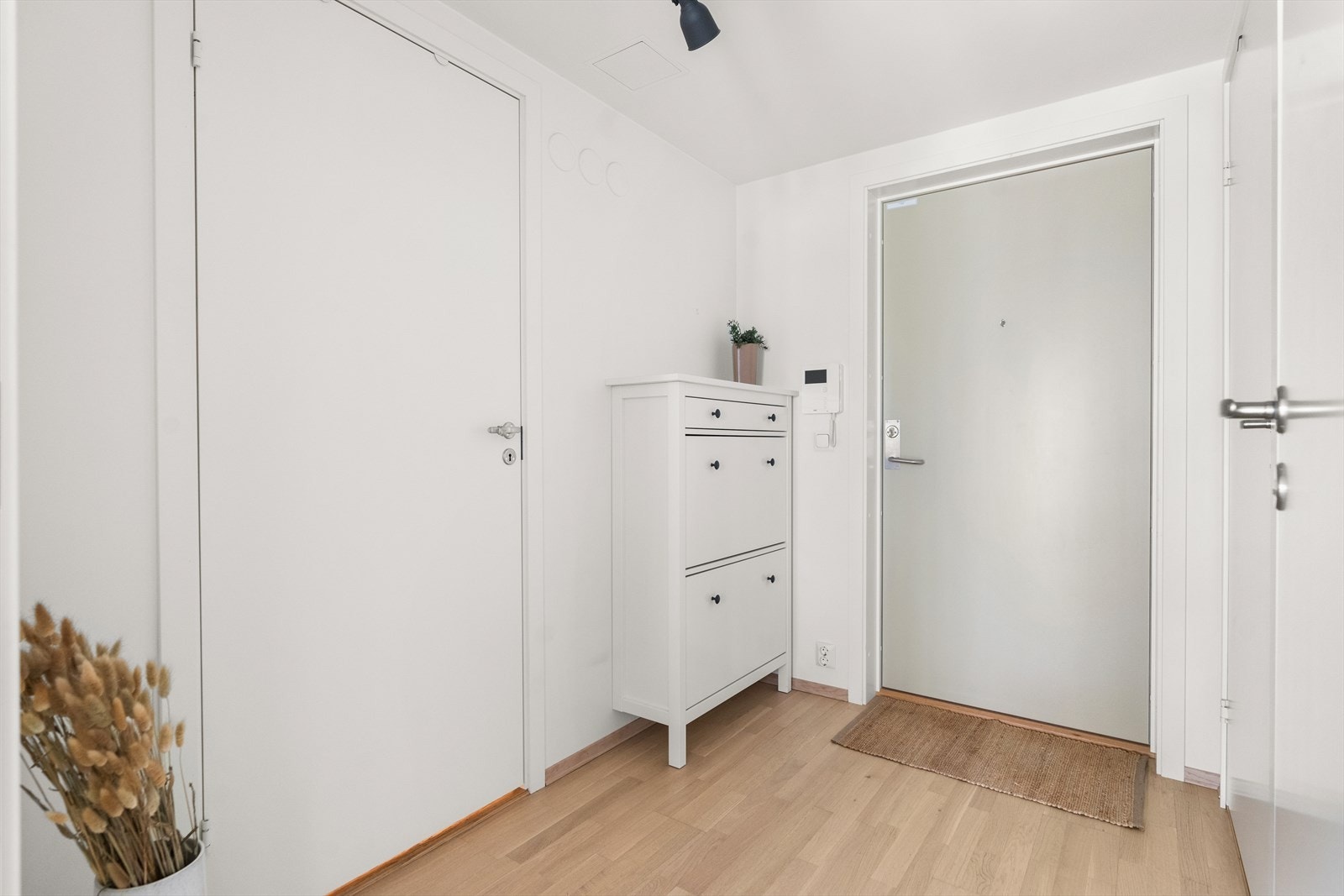 Leiligheten har en romslig og innbydende entré med plass til å henge fra seg yttertøy. Galleribilde