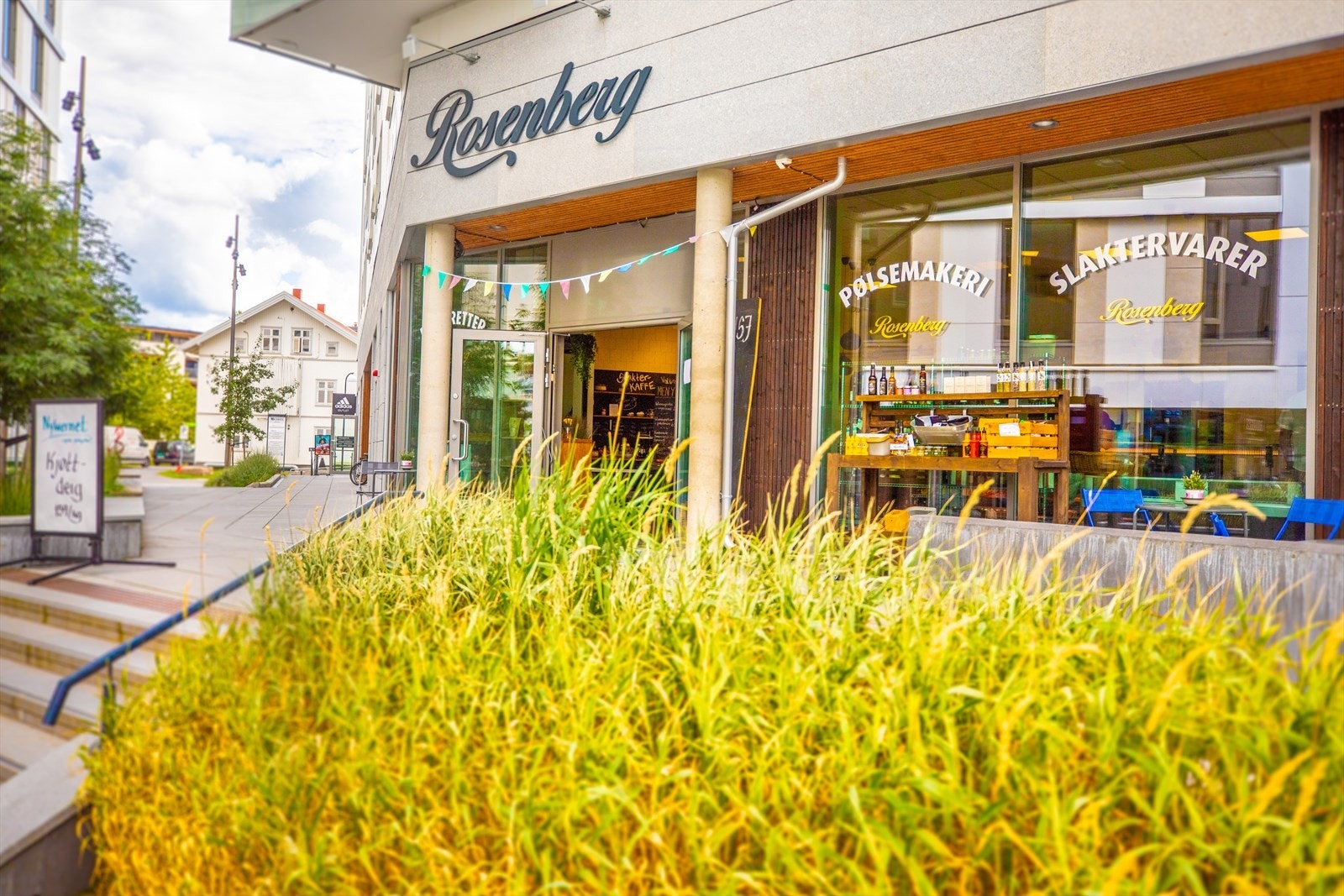 I samme bygg finner du en ekte slakterforretning med eget pølsemakeri - Rosenberg Galleribilde
