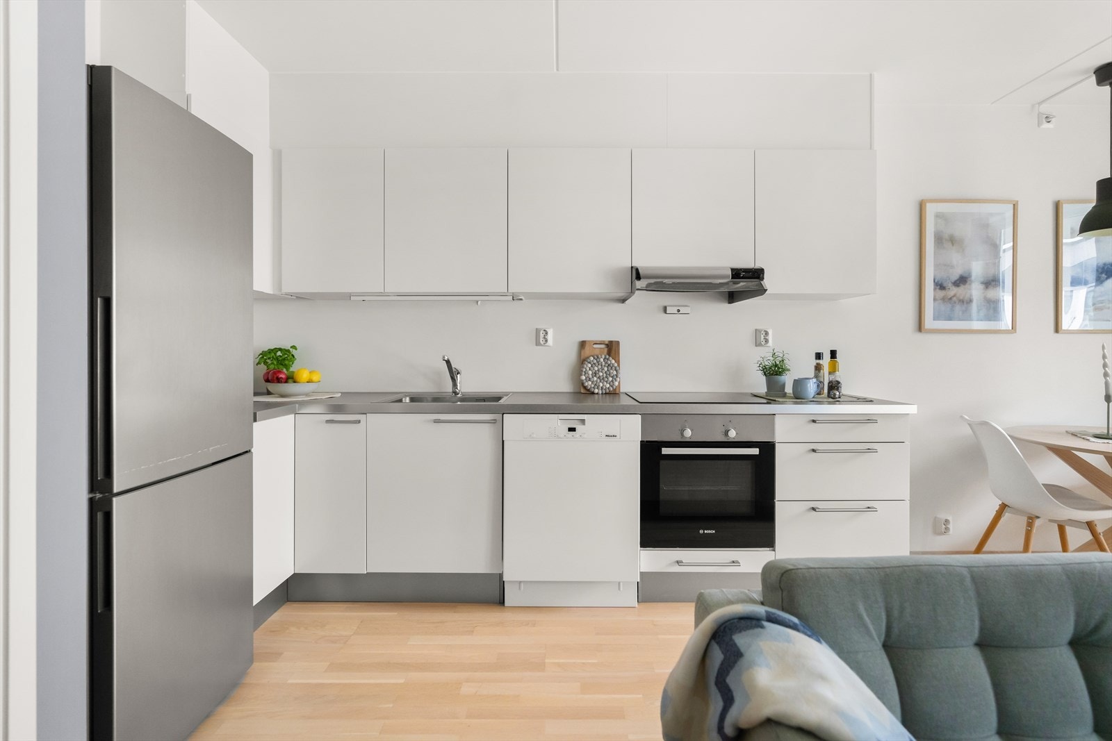 Det er plass til frittstående kjøle-/fryseskap og oppvaskmaskin. I tillegg er det satt inn integrert ovn og platetopp. Galleribilde