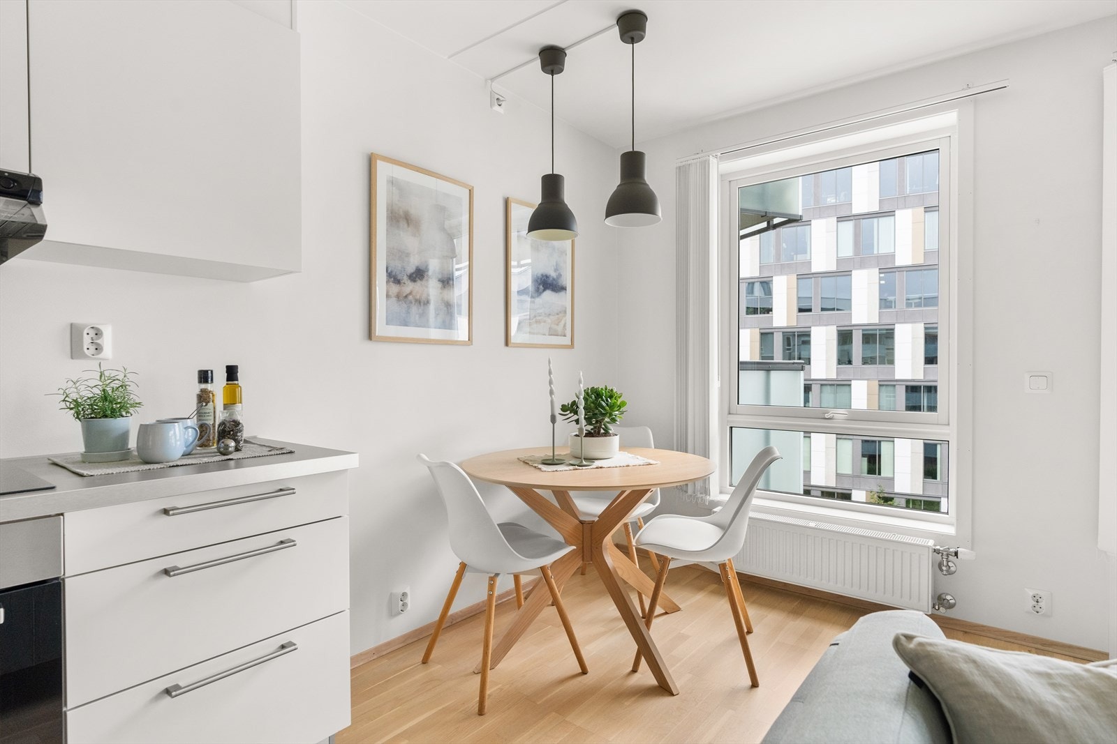 Rommet har god plass til sofa, tv-møbel og spisegruppe. Galleribilde