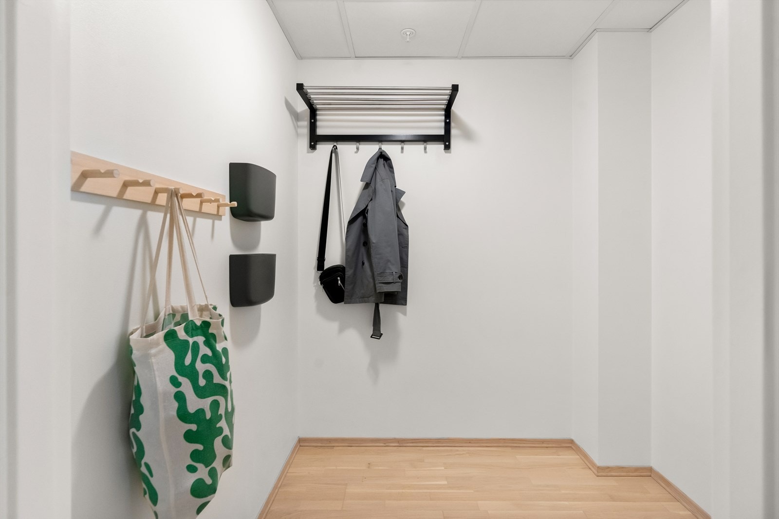 Fra entréen er det inngang til en praktisk innvendig bod med mye lagringsplass. I tillegg disponerer leiligheten en ekstern bod på 5 m². Galleribilde