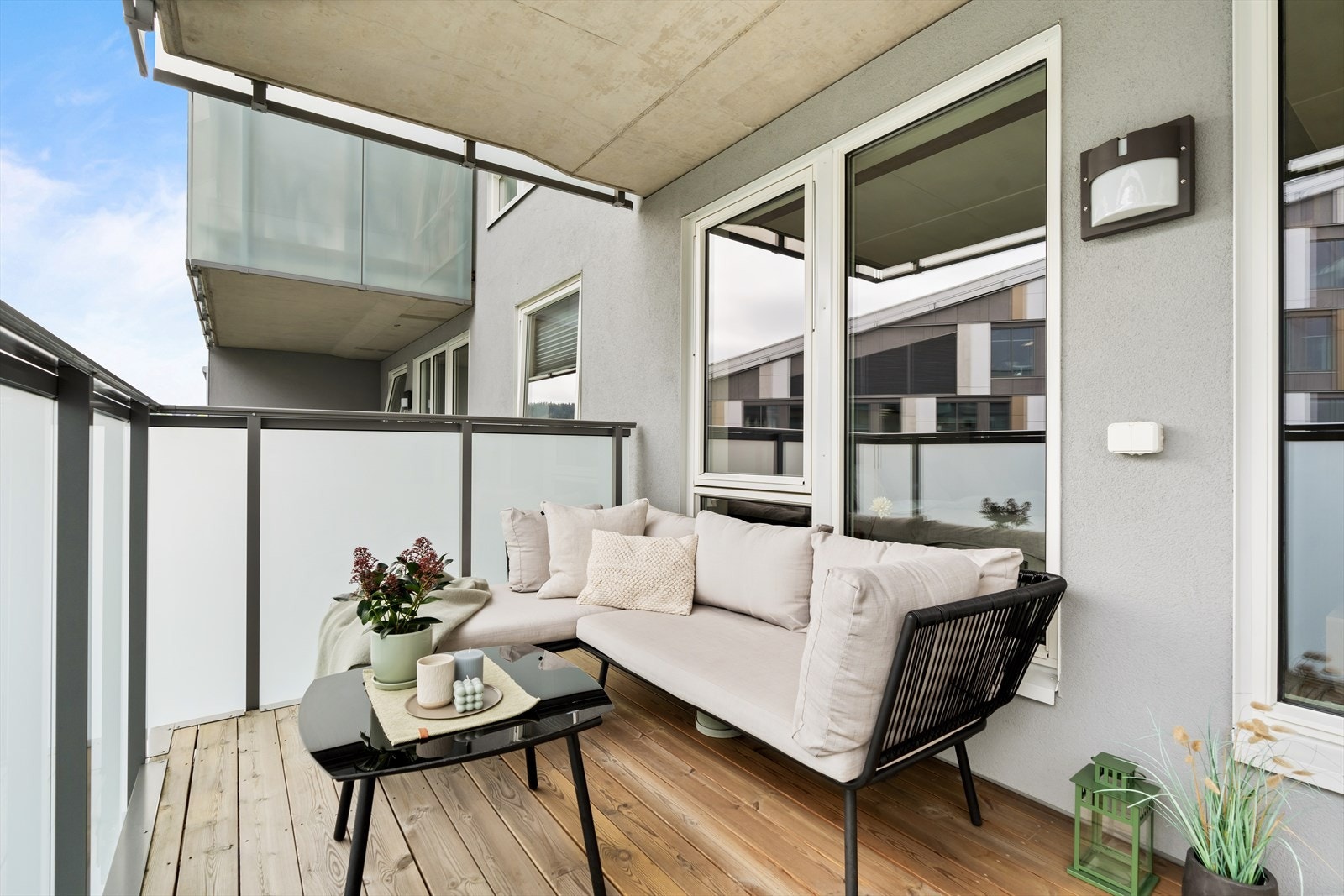 Boligen har en romslig balkong på 11 m², som fungerer som en forlengelse av stuen i sommerhalvåret. Galleribilde