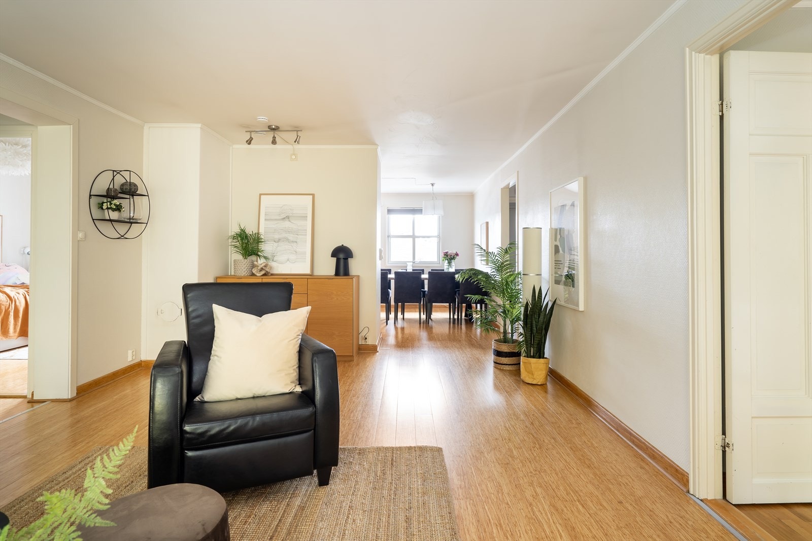 Over store deler av leiligheten har du et praktisk lagringsloft. Galleribilde