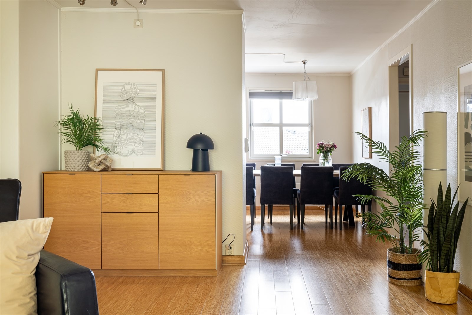 Boligen har fire romslige soverom, to balkonger, en hageparsell og rikelig med lagringsplass. Galleribilde