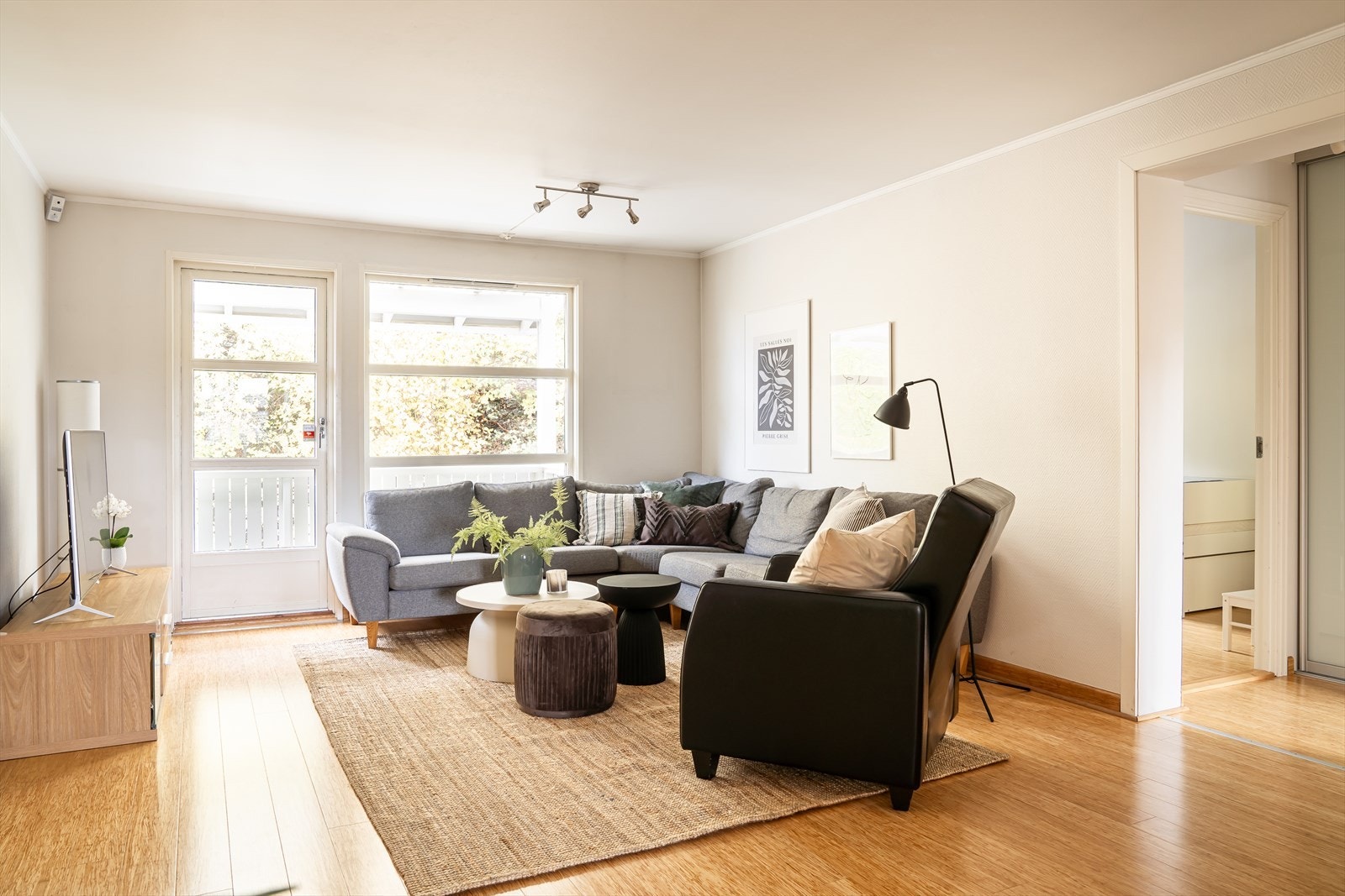 Innbydende stue med store vinduer som gir rikelig med naturlig lys Galleribilde